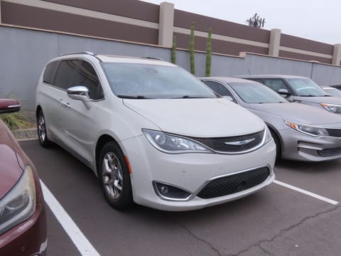 1 image of 2017 Chrysler Pacifica Limited