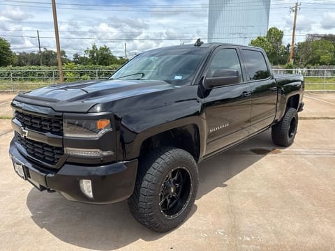 1 image of 2017 Chevrolet Silverado 1500 LT