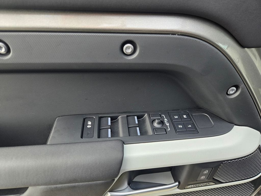 2024 Land Rover Defender SE - Photo 18