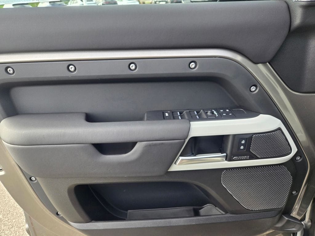 2024 Land Rover Defender SE - Photo 17