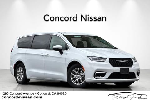 1 image of 2023 Chrysler Pacifica Touring L