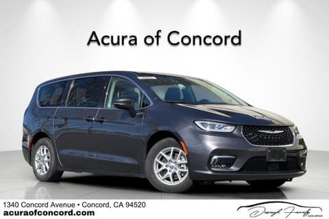 1 image of 2023 Chrysler Pacifica Touring L