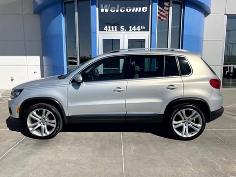 1 image of 2013 Volkswagen Tiguan SE w/Sunroof & Nav