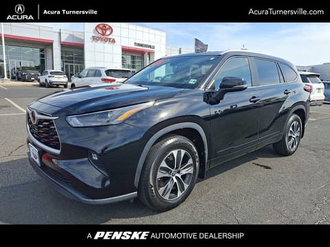 1 image of 2023 Toyota Highlander XLE