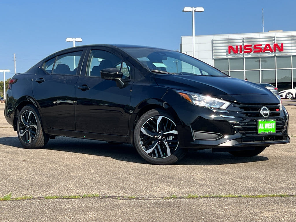 2025 Nissan Versa Sedan SR's photo