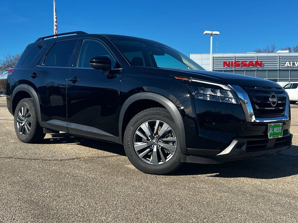 2024 Nissan Pathfinder SV's photo