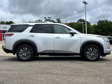 2022 Nissan Pathfinder SV