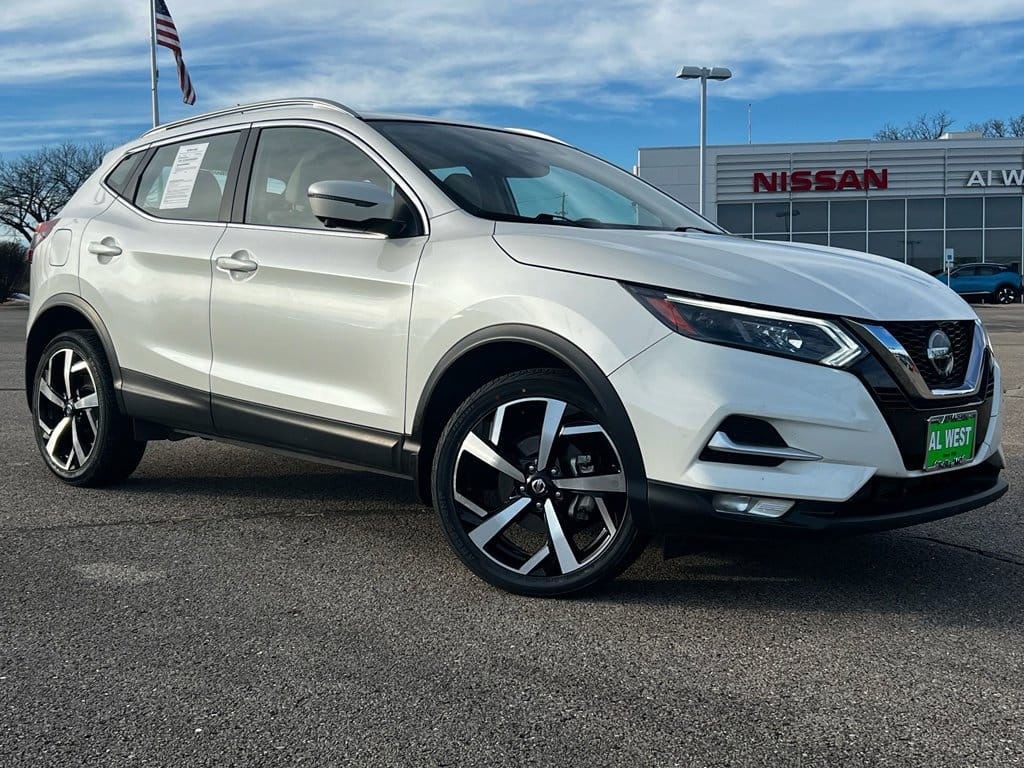 2022 Nissan Rogue Sport SL's photo
