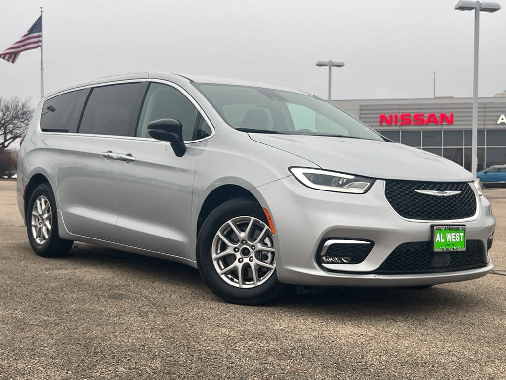 2024 Chrysler Pacifica Touring L's photo