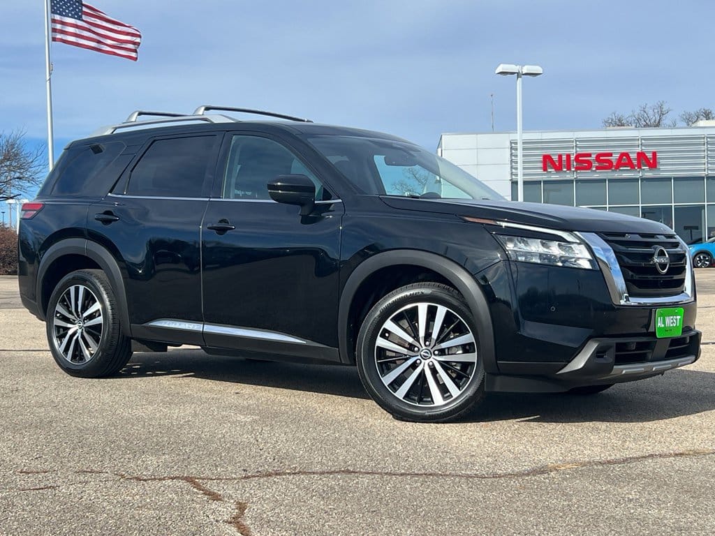 2023 Nissan Pathfinder Platinum's photo