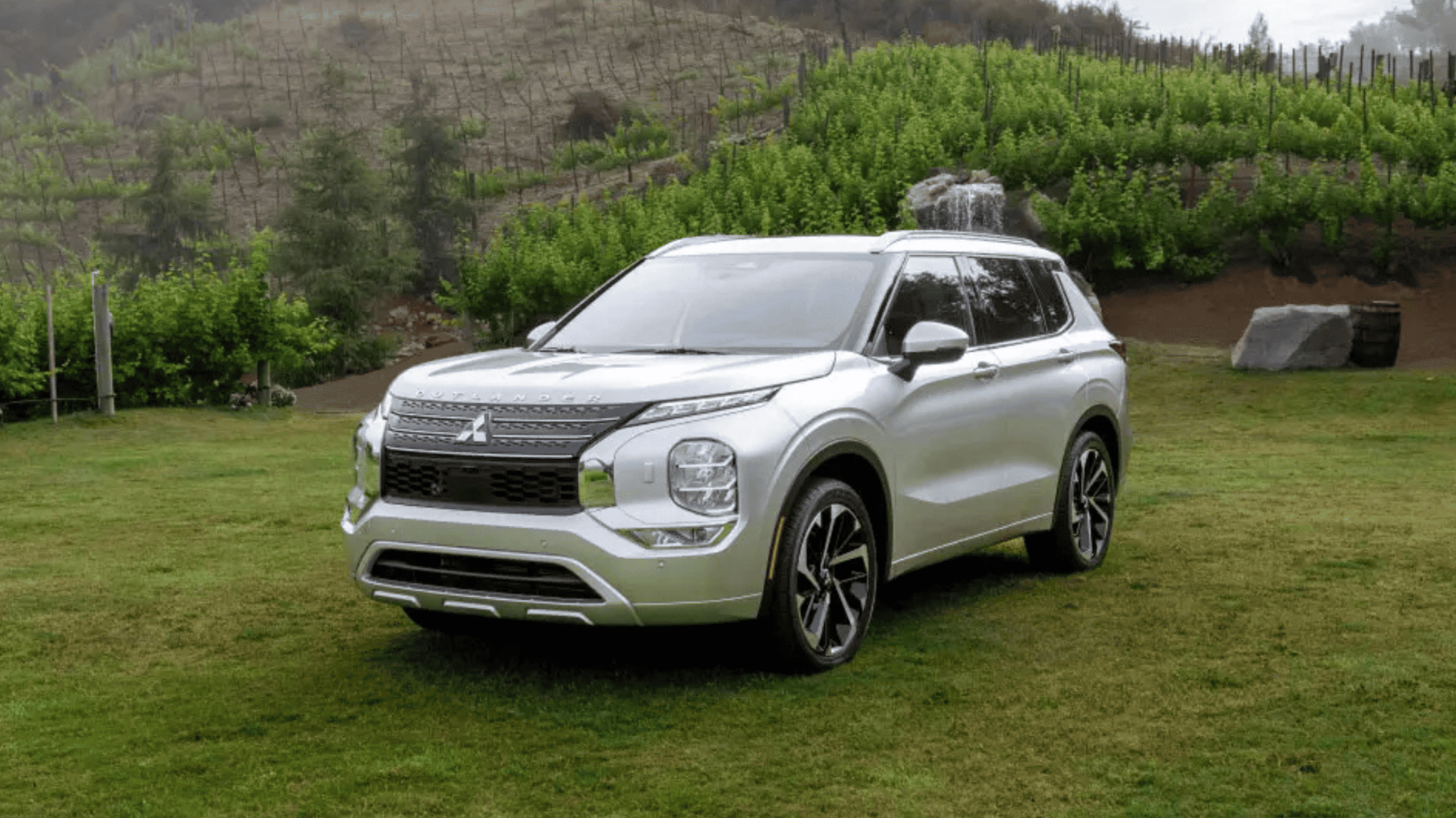 2024 Mitsubishi Outlander SUV parked in vineyard landscape near Brandon, FL