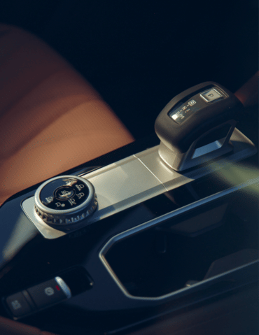 Outlander infotainment screen with wireless CarPlay