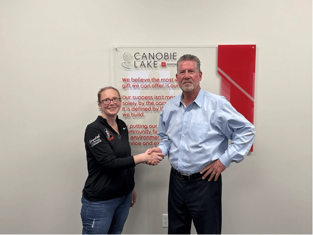 Apretón de manos entre un representante de Canobie Lake Toyota y una coordinadora de voluntarios de los Derry Demons.