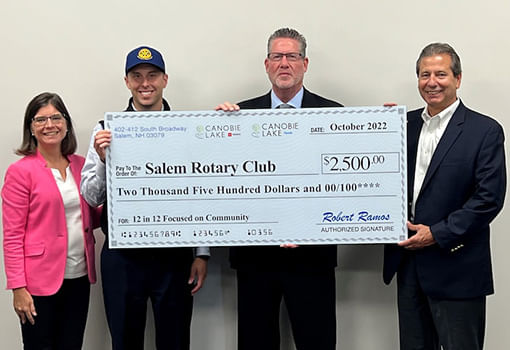 Salem Canobie Lake Honda y Toyota presentan un cheque de $2,500 a The Rotary Club of Greater Salem, apoyando esfuerzos humanitarios locales.