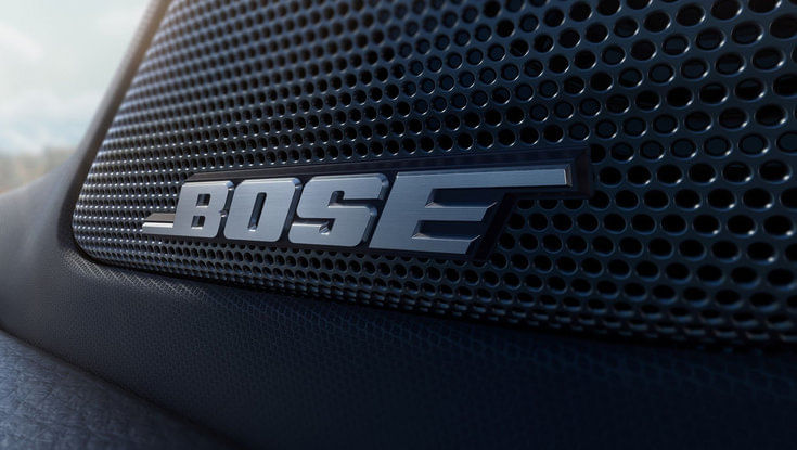 Un primer plano del logotipo de Bose en la rejilla del altavoz de un coche.