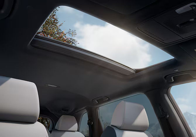 Vista del techo corredizo panorámico abierto del Honda CR-V 2025