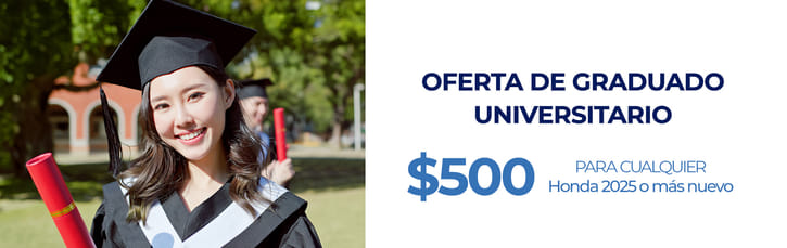 Una mujer con toga de graduación sostiene orgullosa su diploma, celebrando su graduación universitaria. El texto a la derecha dice: 'Oferta para graduados universitarios: 500 $ para cualquier Honda de 2025 o posterior'.