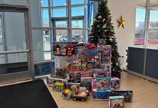 Un árbol de Navidad decorado con juguetes y regalos para Marine Toys for Tots Foundation.