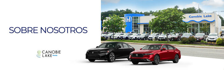 Vista exterior de un concesionario de automóviles con un gran cartel que muestra las palabras «Sobre nosotros», indicando información sobre la empresa.