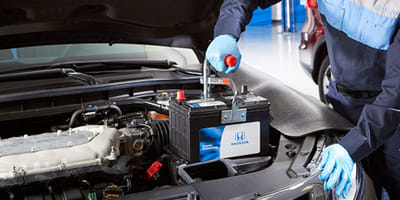 Mecánico reemplazando la batería