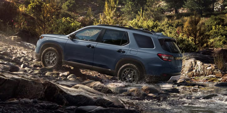 Honda Pilot TrailSport 2026, presentado en color azul humo perlado con accesorios originales de Honda.