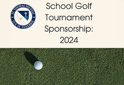 Cartel del Torneo de Golf Benéfico de St. Thomas Aquinas High School mostrando una pelota de golf en el césped, destacando el patrocinio.