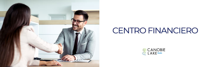 Banner del Centro Financiero con un hombre profesional de traje sonriendo y estrechando la mano a un cliente, junto al logotipo de Canobie Lake Honda.