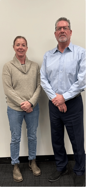 Bob Ramos y una mujer parados uno al lado del otro