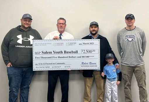 Salem New Hampshire Youth Baseball recibe una donación de $2,500 de Canobie Lake Honda y Toyota para apoyar programas juveniles locales.