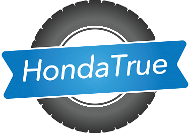 Logo de HondaTrue: una llanta oscura con etiqueta azul y texto blanco