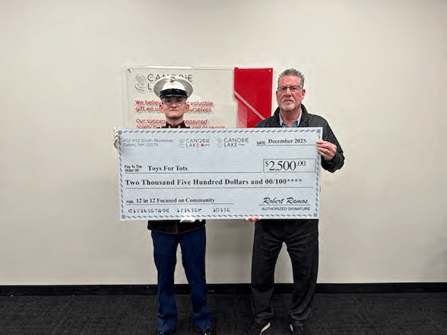 Cartel de la donación de Toys for Tots.