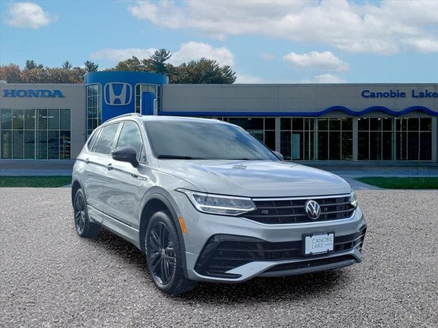 2022 Volkswagen Tiguan SE R-LINE BLACK's photo