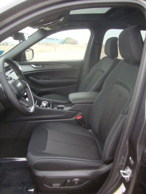 2025 Jeep Grand Cherokee Laredo X photo 2