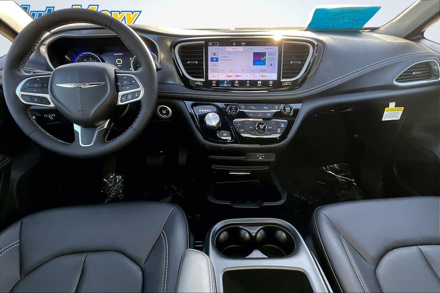 2026 Chrysler Pacifica Select's photo