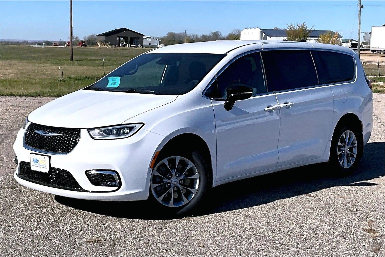 2026 Chrysler Pacifica Select's photo