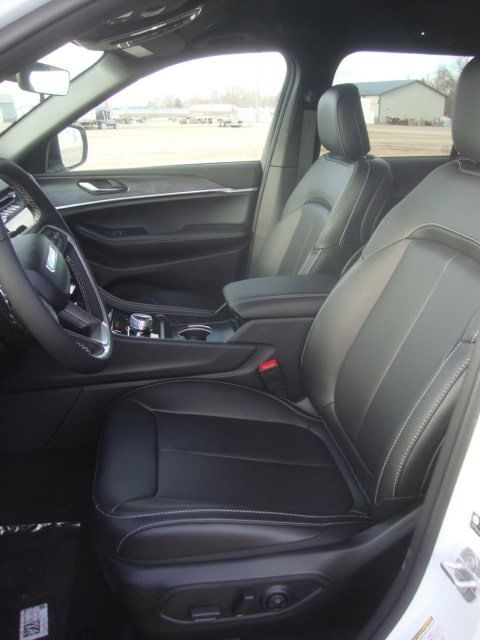 2025 Jeep Grand Cherokee Limited photo 2