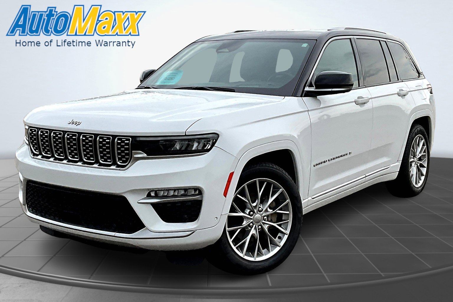 2023 Jeep Grand Cherokee Summit's photo