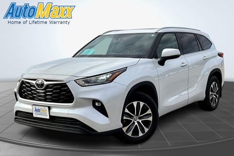 1 image of 2022 Toyota Highlander XLE