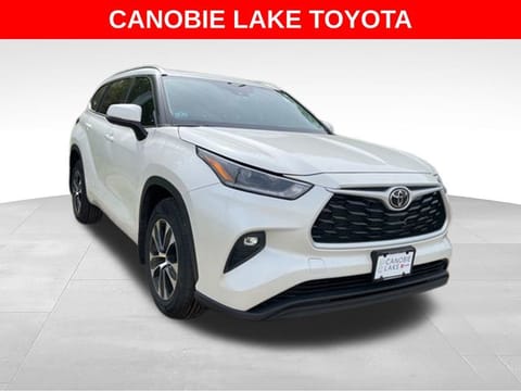 1 image of 2021 Toyota Highlander XLE