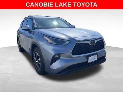 1 image of 2022 Toyota Highlander XLE