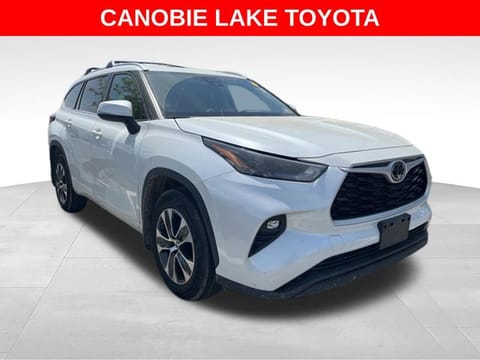 1 image of 2022 Toyota Highlander XLE