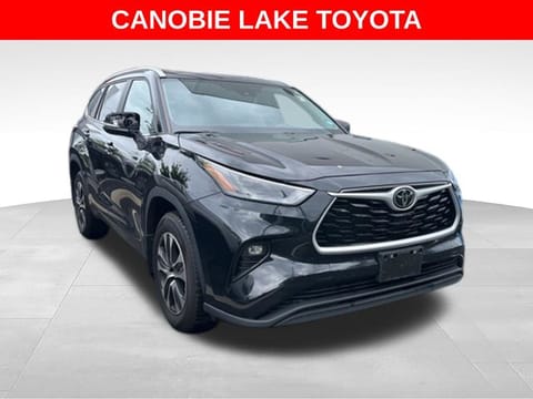 1 image of 2023 Toyota Highlander XLE