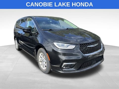 1 image of 2024 Chrysler Pacifica Touring L