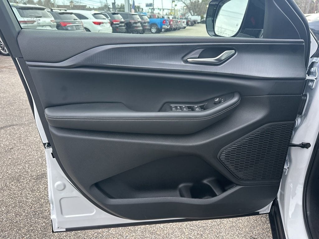 2025 Jeep Grand Cherokee Altitude - Photo 12