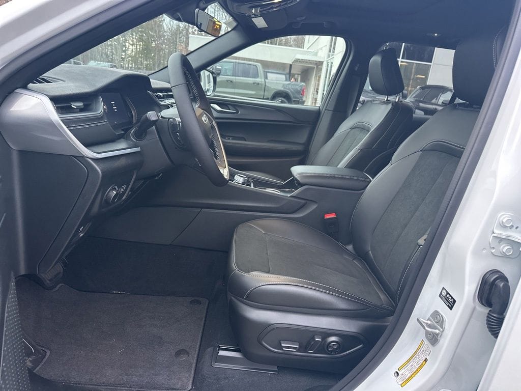 2025 Jeep Grand Cherokee Altitude - Photo 11