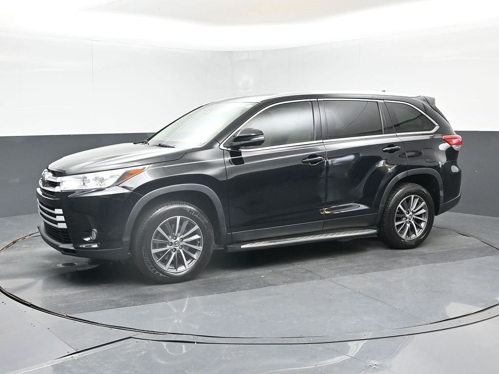 Used 2019 Toyota Highlander XLE with VIN 5TDKZRFH2KS556410 for sale in Daphne, AL