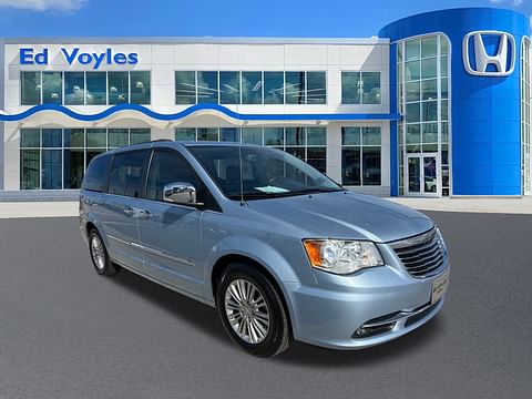 1 image of 2016 Chrysler Town & Country Touring-L Anniversary Edition