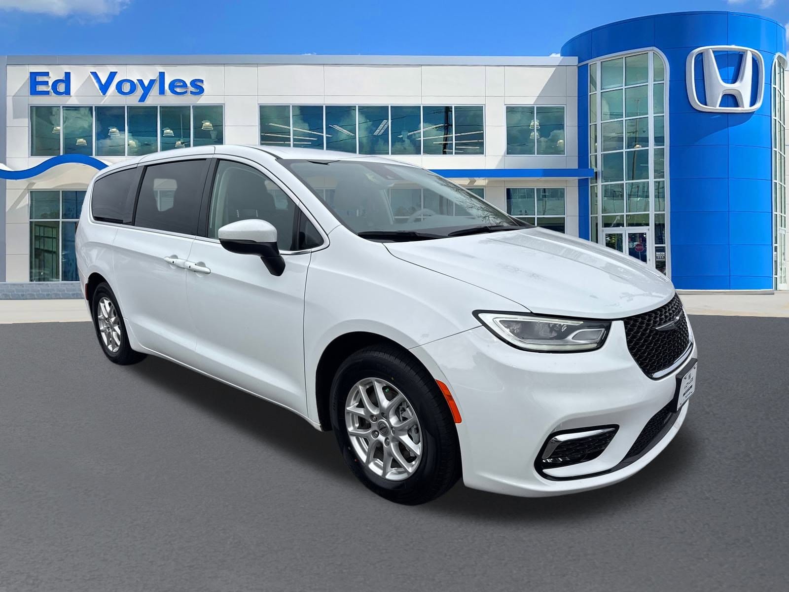 2023 Chrysler Pacifica Touring L's photo