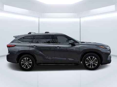 1 image of 2021 Toyota Highlander XLE