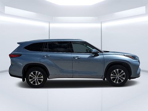 1 image of 2022 Toyota Highlander XLE